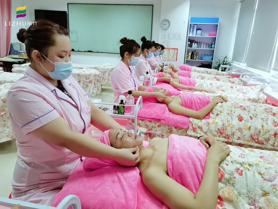 快來南寧正規(guī)美容學習面部按摩注意事項