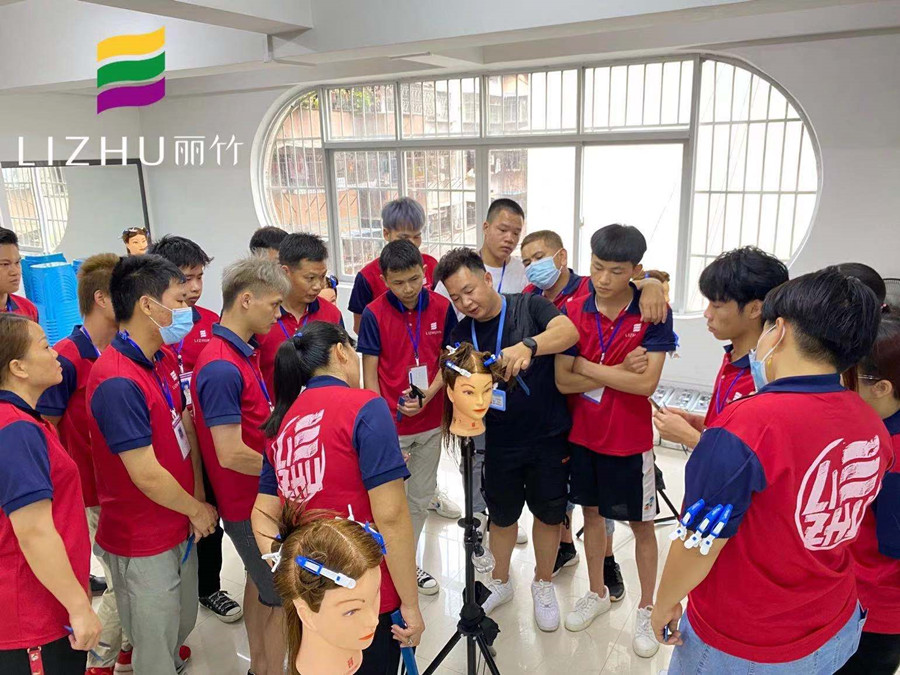 學(xué)牙剪打薄技巧，就知道南寧美發(fā)學(xué)校哪家有實(shí)力