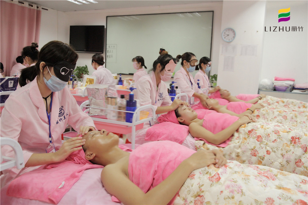 南寧美容培訓(xùn)班帶去面部考核現(xiàn)場(chǎng)