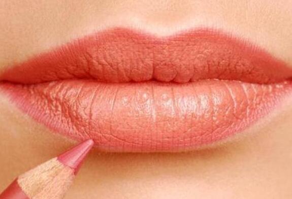 學(xué)畫唇線的方法，就知道廣西化妝學(xué)校哪家正規(guī)