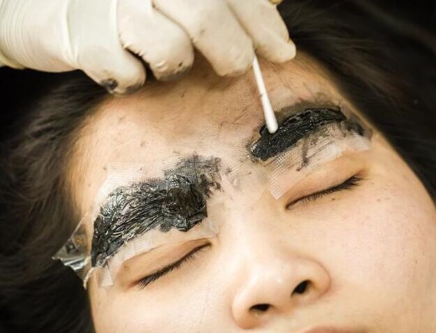 紋眉褪色如何補救？廣西學(xué)紋繡的學(xué)校幫你解決