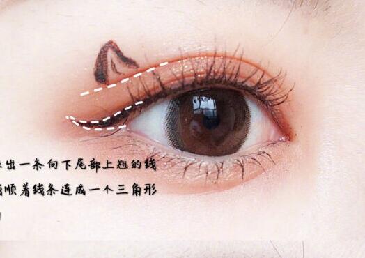 日常眼線快速畫法，南寧學(xué)化妝的學(xué)校教你