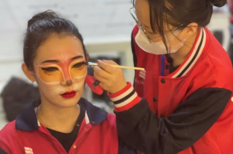 廣西彩妝造型培訓(xùn)學(xué)校：創(chuàng)意妝容練習(xí)
