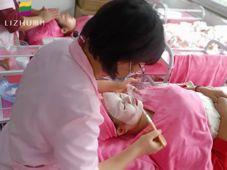 秋季皮膚如何補(bǔ)水？麗竹美容學(xué)校分享技巧