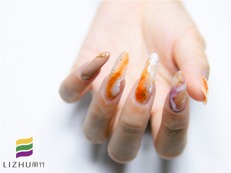 美甲封層使用方法，廣西美甲培訓(xùn)機(jī)構(gòu)教你