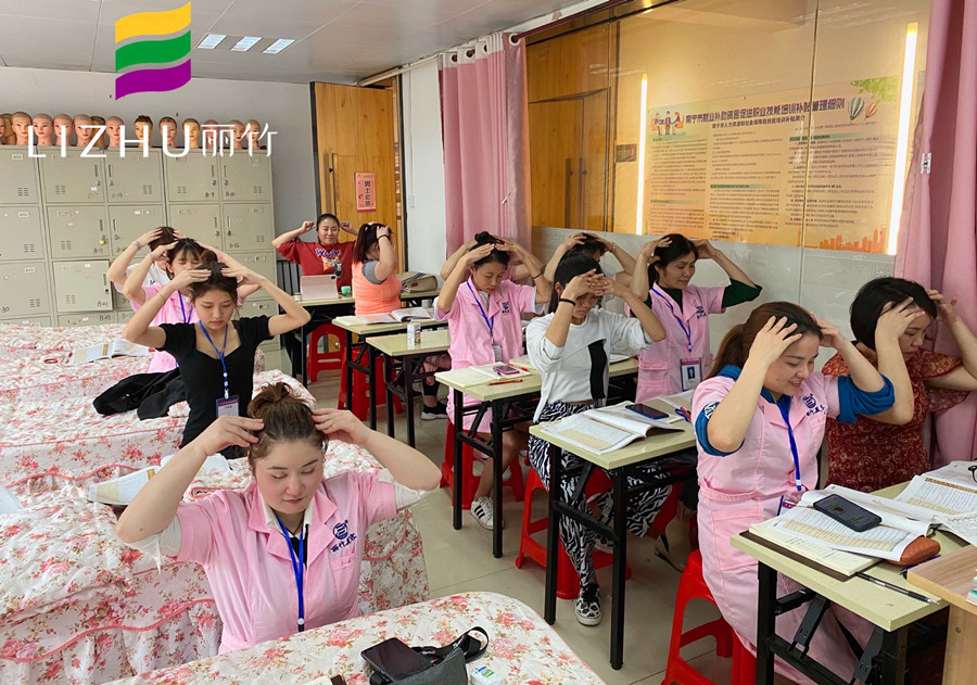 美容學員如何練習手法？廣西專業(yè)美容培訓給你示范