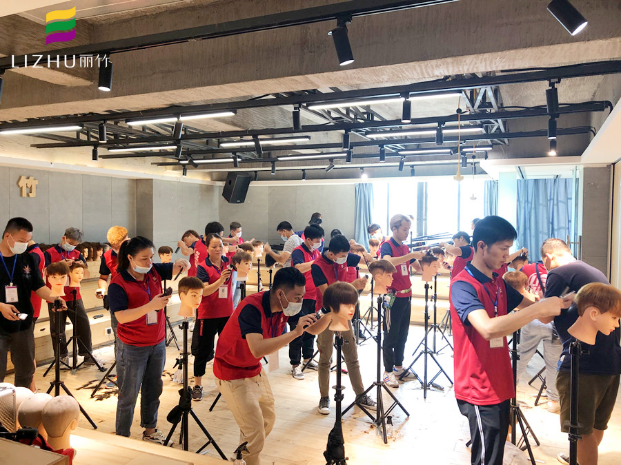 男發(fā)剪裁班課堂，證明南寧美發(fā)學(xué)校哪家專業(yè)