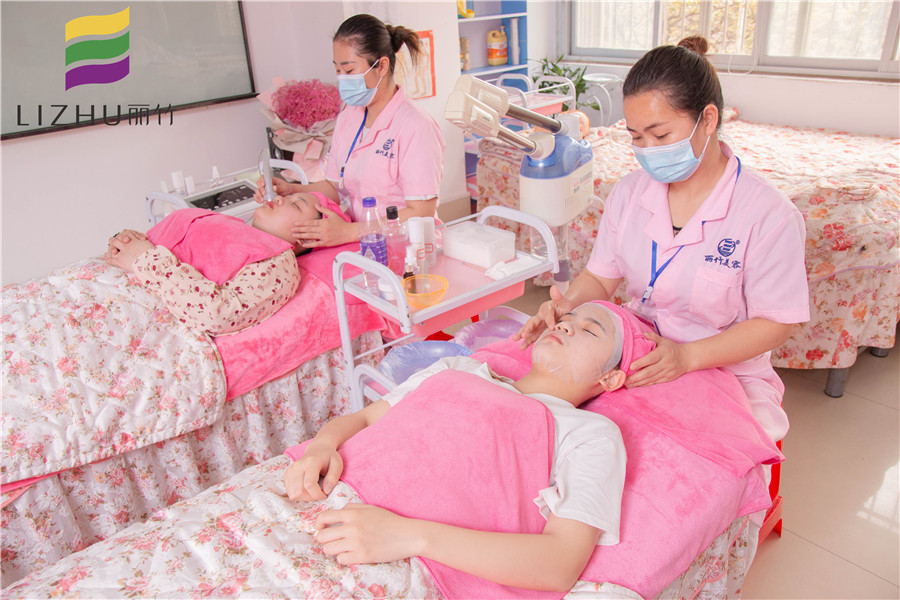 曬后如何修復皮膚？廣西美容學校演示給你看