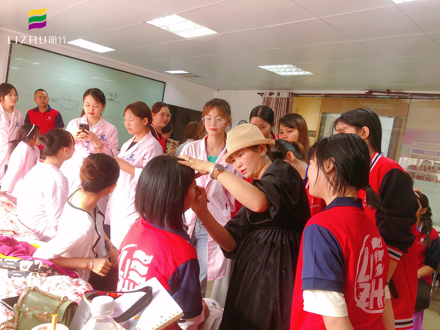 “一分鐘畫眉”，廣西紋繡培訓(xùn)班正在示范