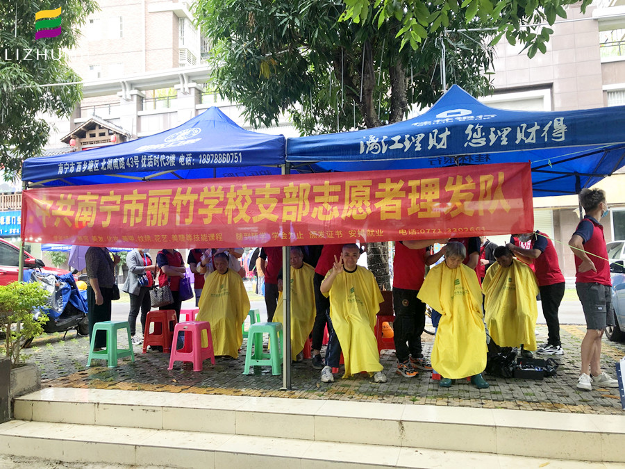 廣西美發(fā)學(xué)校公益：為社區(qū)居民理發(fā)，義不容辭