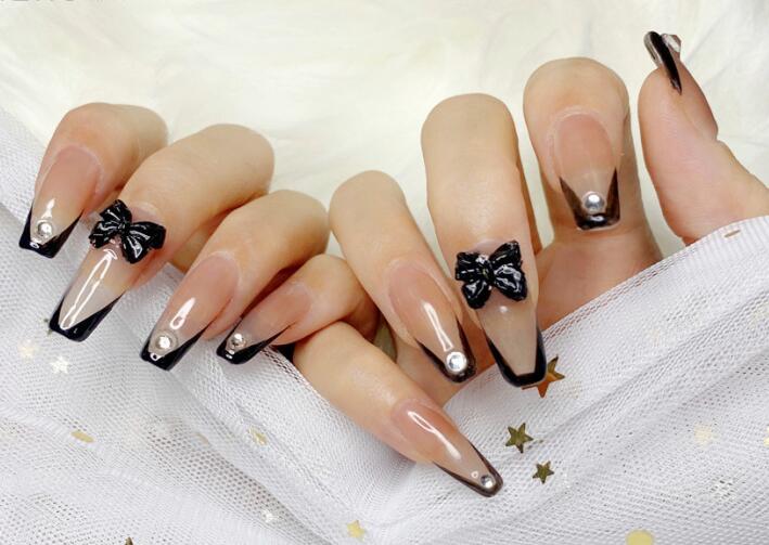 法式蝴蝶結(jié)美甲，用作品展現(xiàn)南寧美甲學(xué)校哪家有實(shí)力