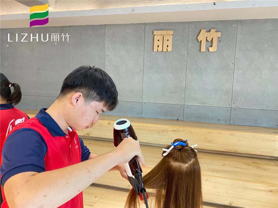 吹風(fēng)造型注意事項(xiàng)，南寧美發(fā)職業(yè)培訓(xùn)學(xué)校培訓(xùn)課程