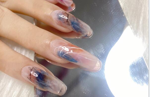 日式暈染美甲作品，實(shí)力證明廣西受歡迎的美甲學(xué)校是哪家