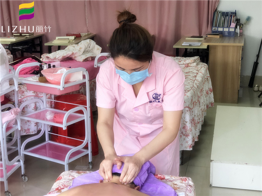 美容學(xué)子感言：這就是為人師表該有的樣子！