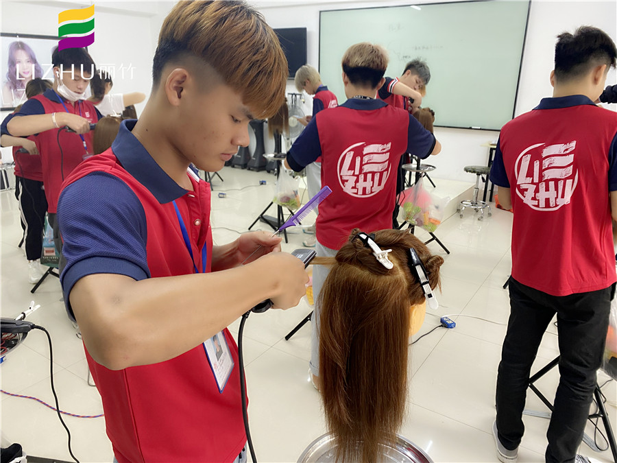 學(xué)直板夾使用技巧，就來廣西教美發(fā)的學(xué)校