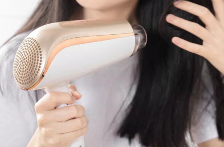 吹風(fēng)機吹發(fā)型的技巧，廣西培訓(xùn)美發(fā)學(xué)校教你