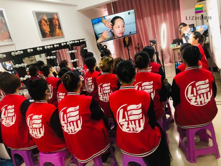 冬季正確的化妝步驟，這些技巧南寧化妝學(xué)校告訴你