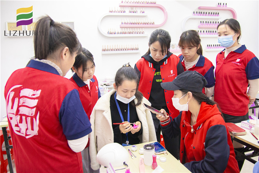 雕花美甲步驟，一起去南寧排名前十美甲學(xué)校看看