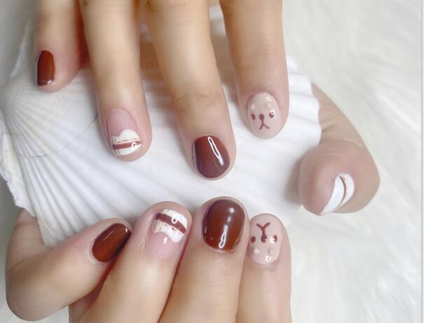 可愛卡通短圓甲作品，南寧美甲培訓(xùn)機(jī)構(gòu)分享