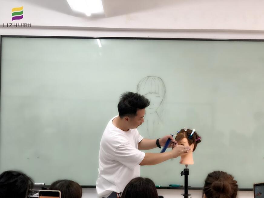 劉海出油怎么解決？南寧教理發(fā)的學(xué)校教你方法