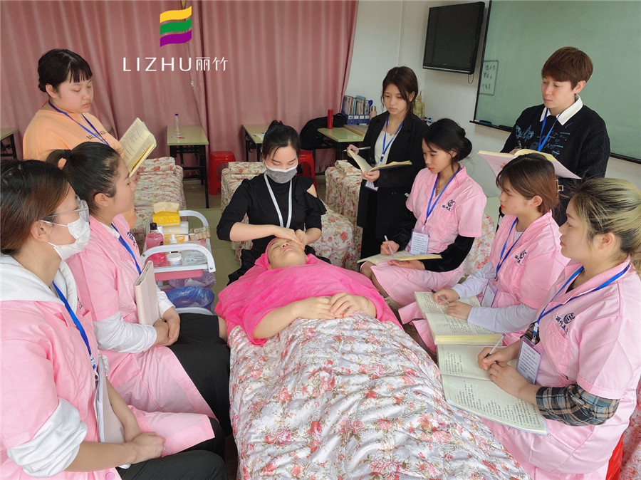 南寧美發(fā)學(xué)校排行榜：做頭療的注意事項