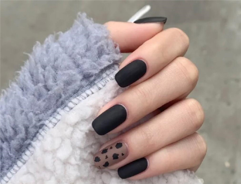 暗黑甜酷系美甲，展現(xiàn)廣西美甲培訓哪家實力強