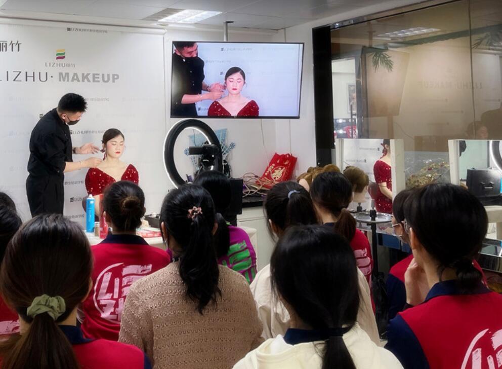 麗竹彩妝學(xué)校上演“換臉術(shù)”，展現(xiàn)南寧學(xué)彩妝哪家技術(shù)強(qiáng)