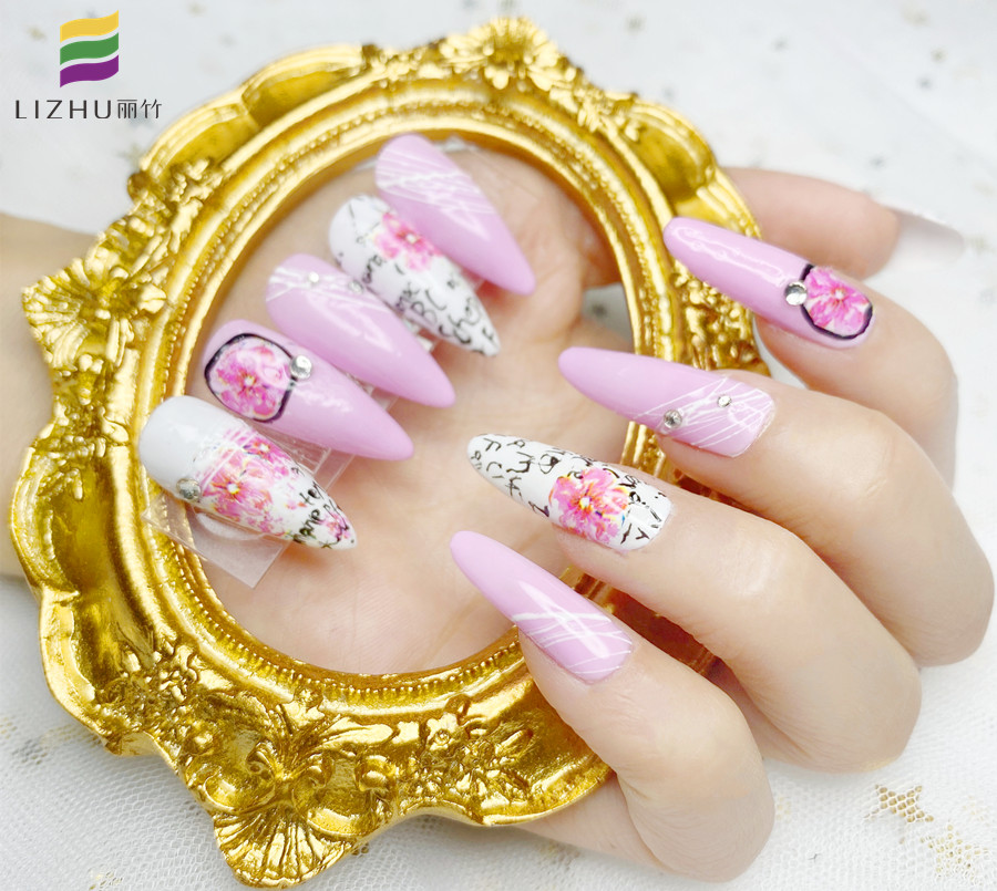 粉色少女風(fēng)彩繪美甲，實(shí)力證明南寧美甲學(xué)校哪家?guī)熧Y強(qiáng)