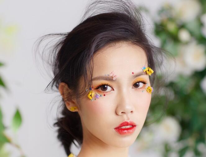 方型臉如何畫新娘妝？廣西南寧化妝學(xué)校教你