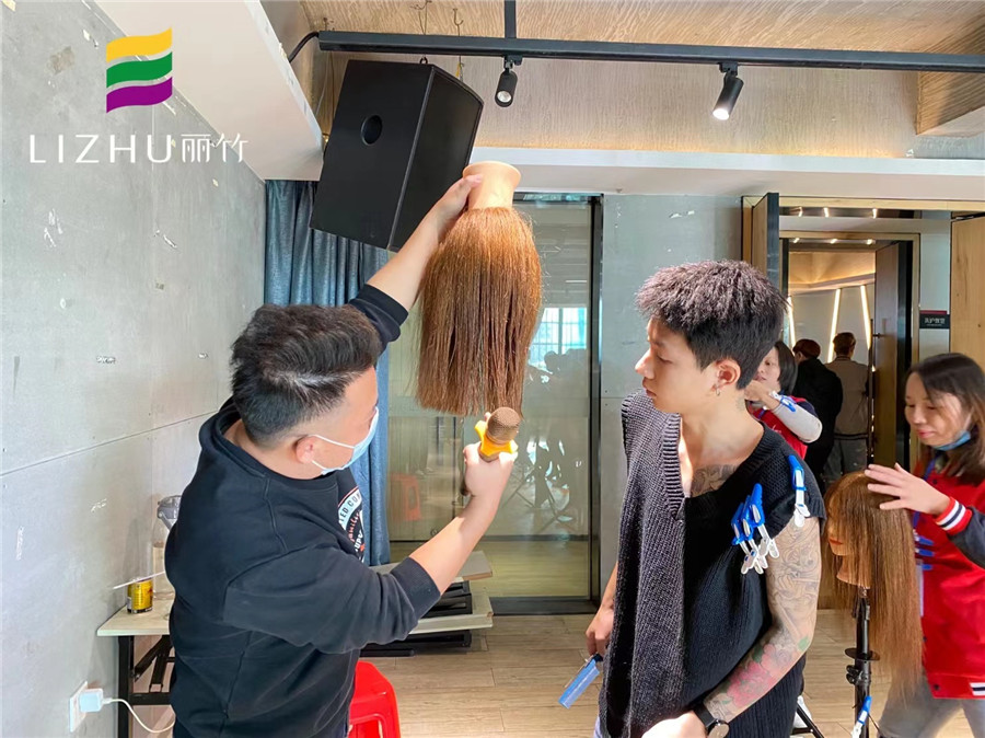 南寧美發(fā)學(xué)?？己耍悍叫螌哟?，圓形層次，三角堆積修剪