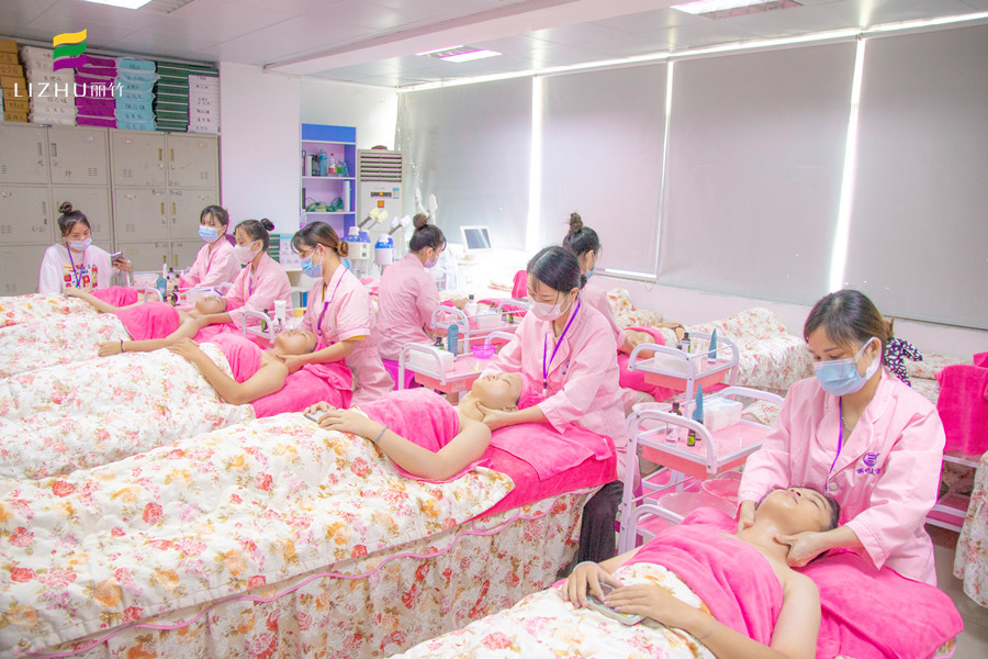 參觀麗竹美容學(xué)校課堂，感受廣西美容學(xué)校哪家教得好