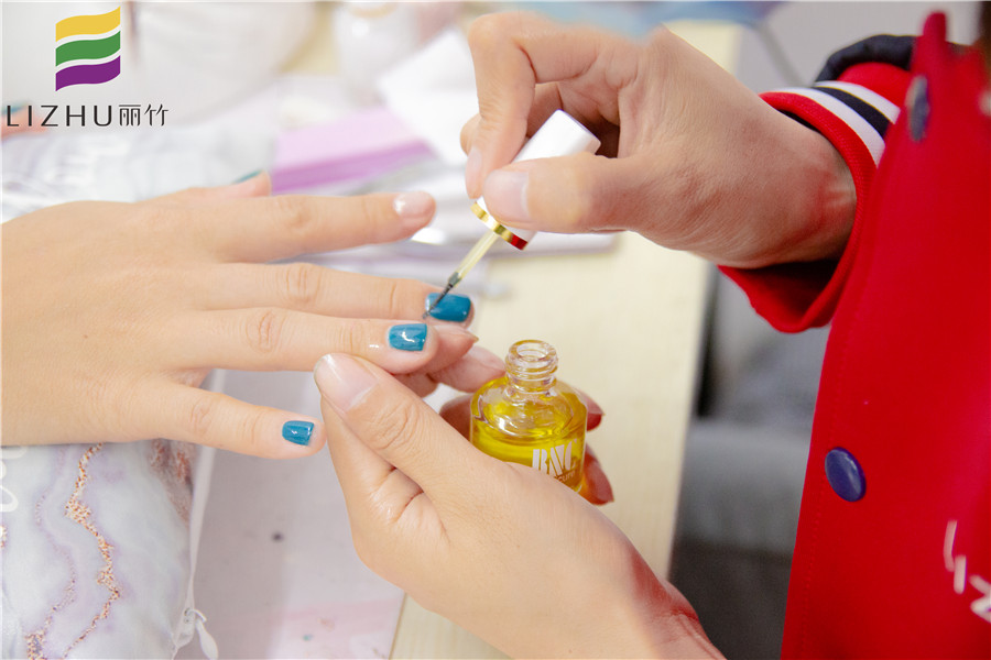 美甲涂單色的要點(diǎn)，南寧美甲師培訓(xùn)班教你