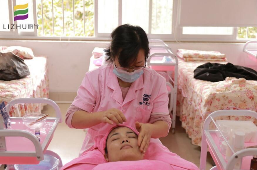 美容師不告訴你的皮膚護理小技巧，麗竹美容學(xué)校幫你找到啦