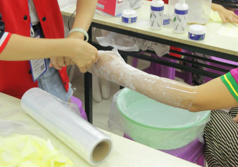 冬天手裂口子應(yīng)該怎么辦？廣西教美容護(hù)膚的學(xué)校找妙招