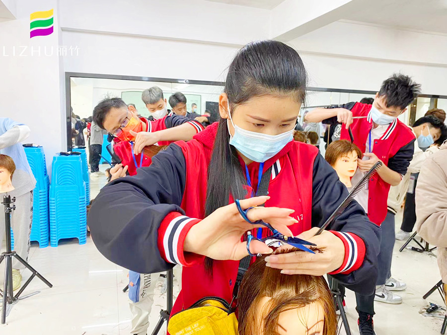 剪刀手法頭模練習(xí)，在廣西專業(yè)美發(fā)學(xué)校進(jìn)行