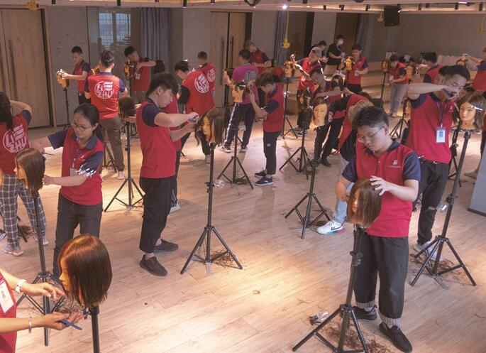 美發(fā)實操剪發(fā)常用手法，南寧美發(fā)基礎(chǔ)班學(xué)員正在練習(xí)