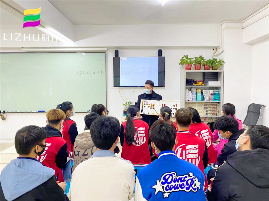 南寧哪里可以學染發(fā)？來麗竹學校魔幻色彩班