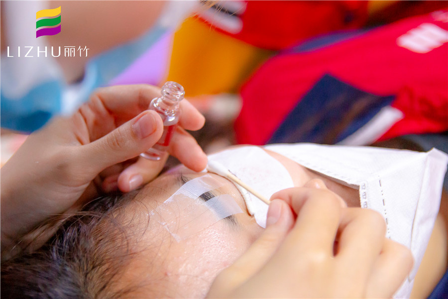 燙睫毛的方法是什么？南寧美睫培訓班實操會給你看