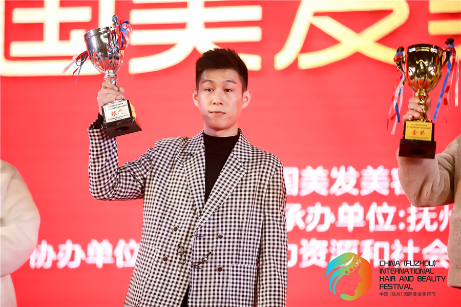 亞軍！祝賀玉可寧老師在全國(guó)美發(fā)美容行業(yè)職業(yè)技能競(jìng)賽斬獲佳績(jī)