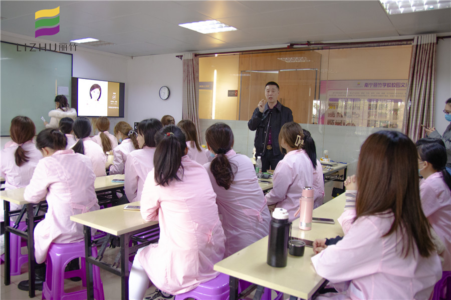 南寧哪家美容學(xué)校好就業(yè)？麗竹就邀請你參加美容就業(yè)宣講會