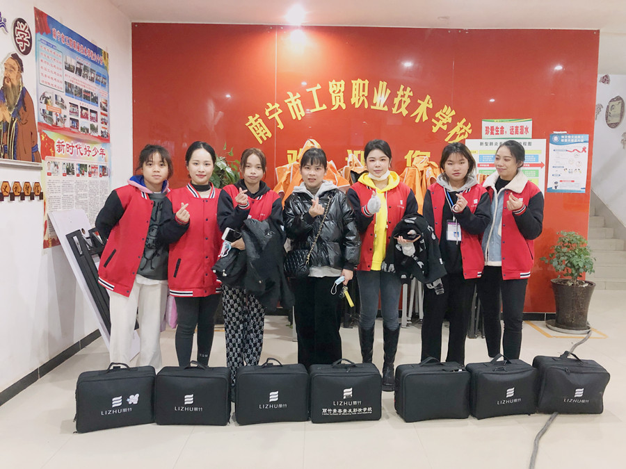 麗竹彩妝班為南寧市工貿(mào)職業(yè)技術學校元旦晚會提供化妝服務