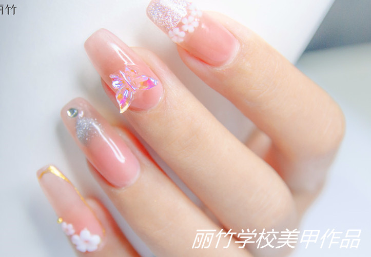 南寧美甲培訓機構作品：卡通雕花美甲