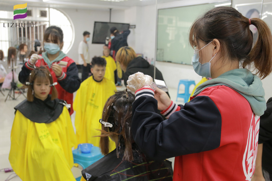 南寧燙染技術(shù)可以去哪里進(jìn)修？麗竹燙染培訓(xùn)班歡迎你