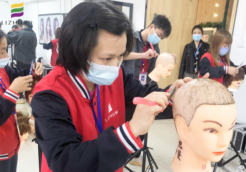 美發(fā)剃刀如何操作？廣西南寧美發(fā)培訓(xùn)學(xué)校教你