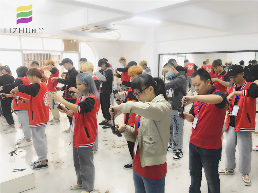 美發(fā)推剪練習(xí)課堂，南寧美發(fā)學(xué)校分享