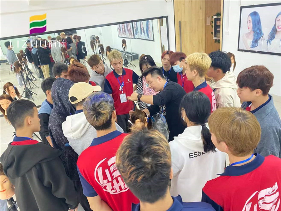 美發(fā)圓形層次修學(xué)習(xí)，廣西正規(guī)美發(fā)培訓(xùn)機(jī)構(gòu)學(xué)習(xí)