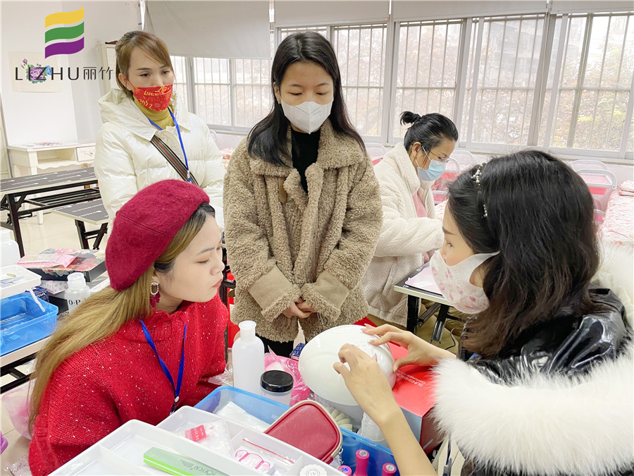 麗竹學(xué)校美甲培訓(xùn)班開學(xué)日：認(rèn)識美甲工具