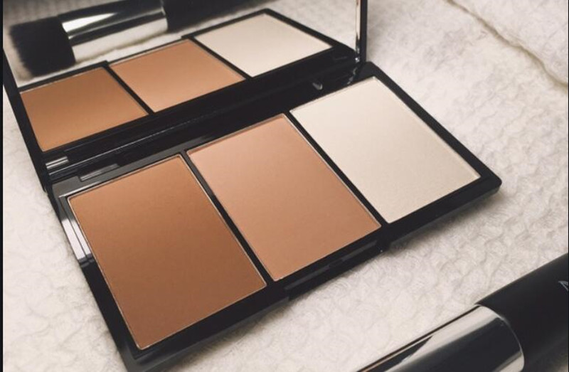 修容粉餅使用教程，廣西化妝基礎(chǔ)班教你