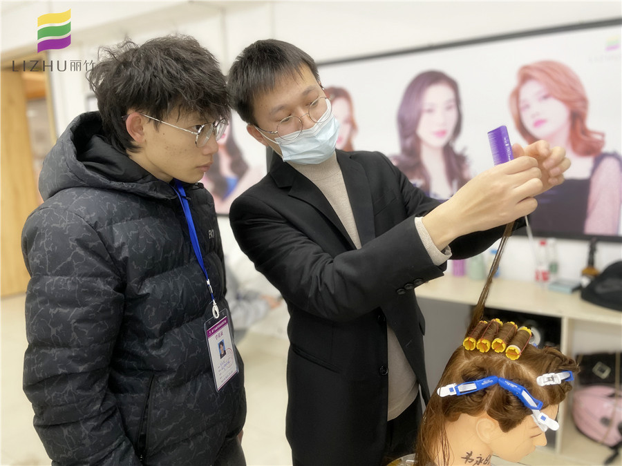 美發(fā)初學(xué)者如何練習(xí)上杠？廣西專業(yè)教燙染的學(xué)校教你