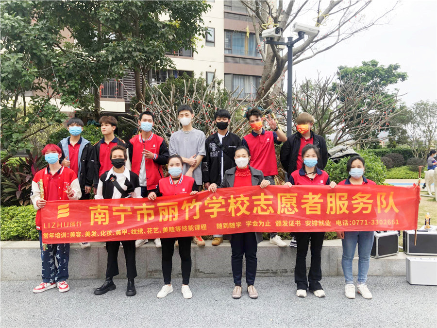 南寧美發(fā)學校小區(qū)理發(fā)，積極發(fā)揚“雷鋒精神”